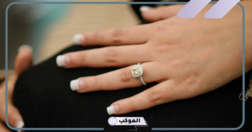 تفسير حلم لبس الدبلة في اليد اليمنى للعزباء في المنام لابن سيرين 6 تفسير حلم لبس الدبلة الفضة للعزباء