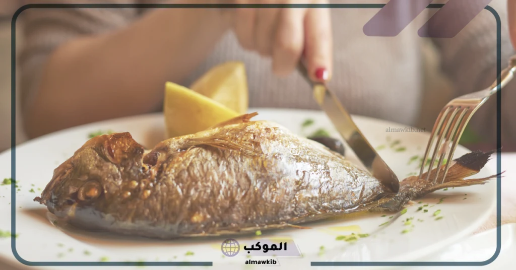 تفسير حلم اكل السمك في المنام للعزباء والمتزوجة والحامل 5 تفسير حلم أكل السمك مع شخص اعرفه