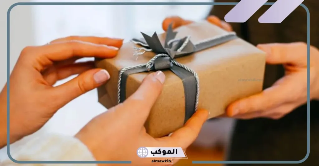 تفسير حلم الهدية من شخص معروف ومشهور في المنام لابن سيرين 6 تفسير حلم الهدية من شخص معروف للمطلقه