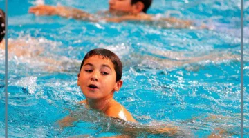 السباحة مع طفل