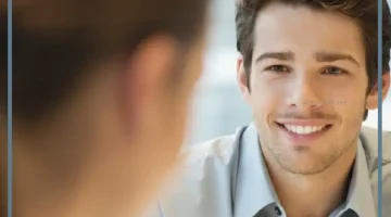 شخص ينظر لك