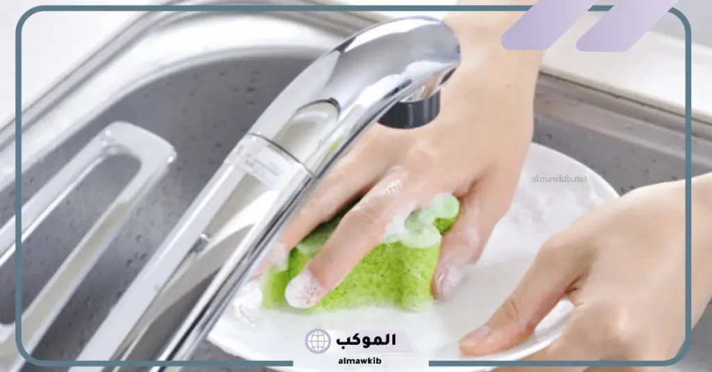 تفسير حلم غسل المواعين في المنام للعزباء والمتزوجة 6 تفسير حلم غسل الأواني مع شخص أعرفه