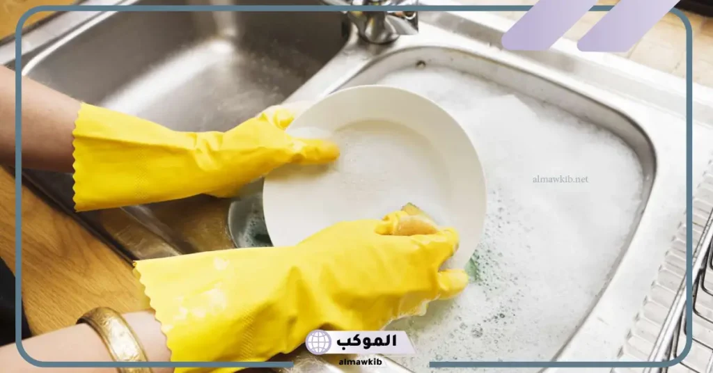 تفسير حلم غسل المواعين في المنام للعزباء والمتزوجة 5 تفسير حلم غسل الأواني مع شخص أعرفه للمتزوجة