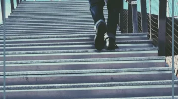 نزول وصعود الدرج