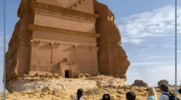 المرشدة السياحية سارة