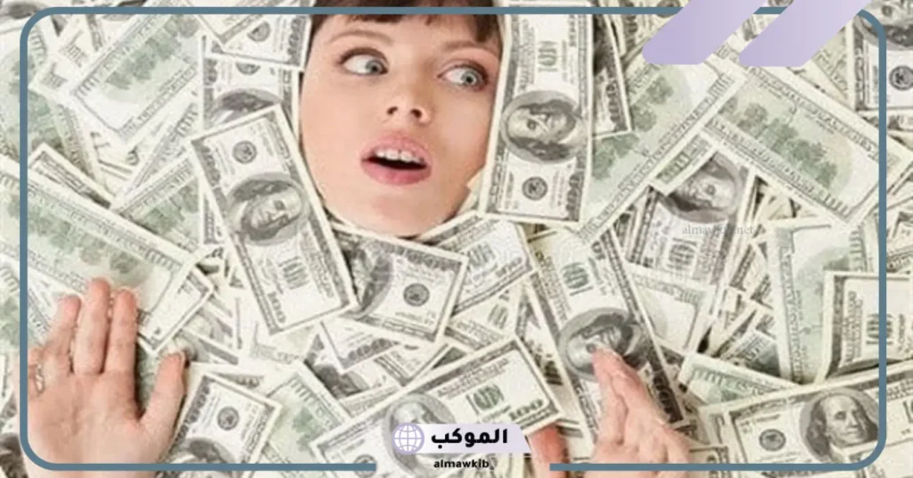 رؤية أحد يعطيك دولار في المنام