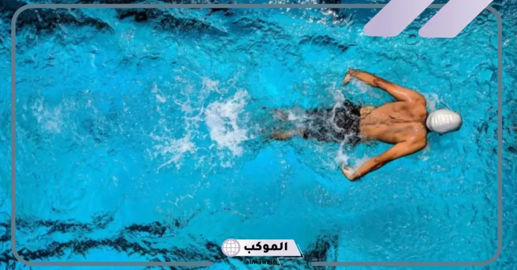 تفسير حلم السباحة مع شخص أعرفه 