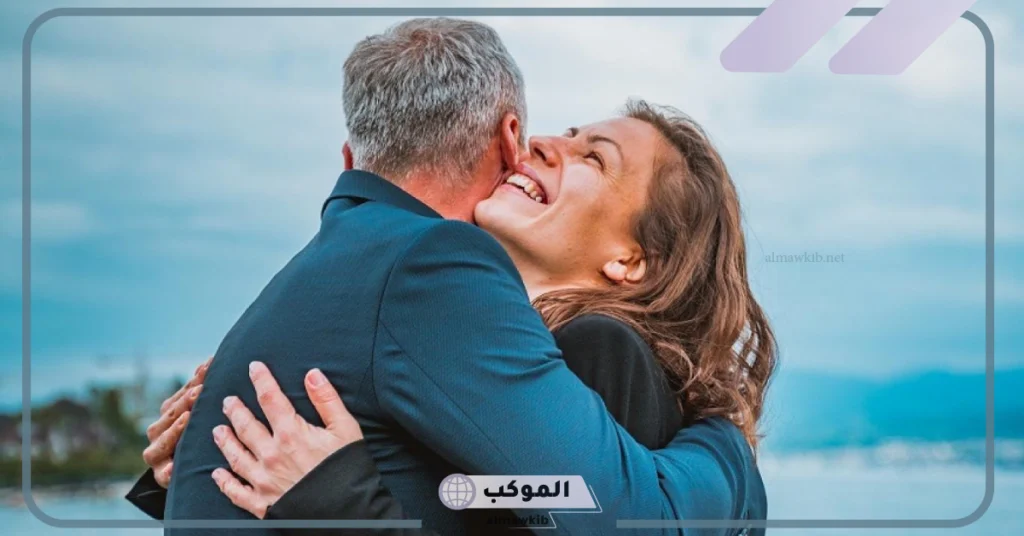 تفسير حلم شخص يحضنك ويبوسك 