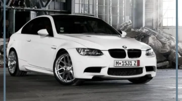 السيارة البيضاء