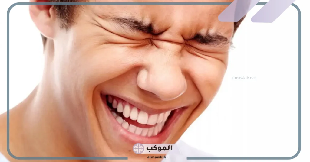 تفسير حلم شخص اعرفه يضحك لي