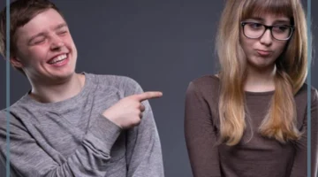 الضحك بسخرية في المنام