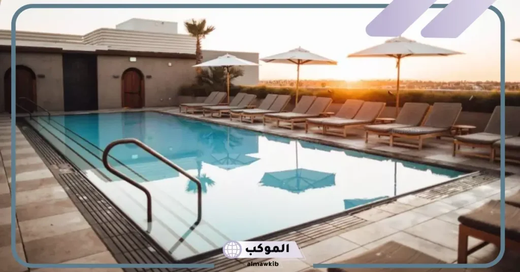 تفسير حلم السباحة في المسبح مع أشخاص