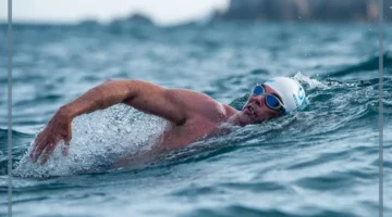 دلالات رؤية السباحة