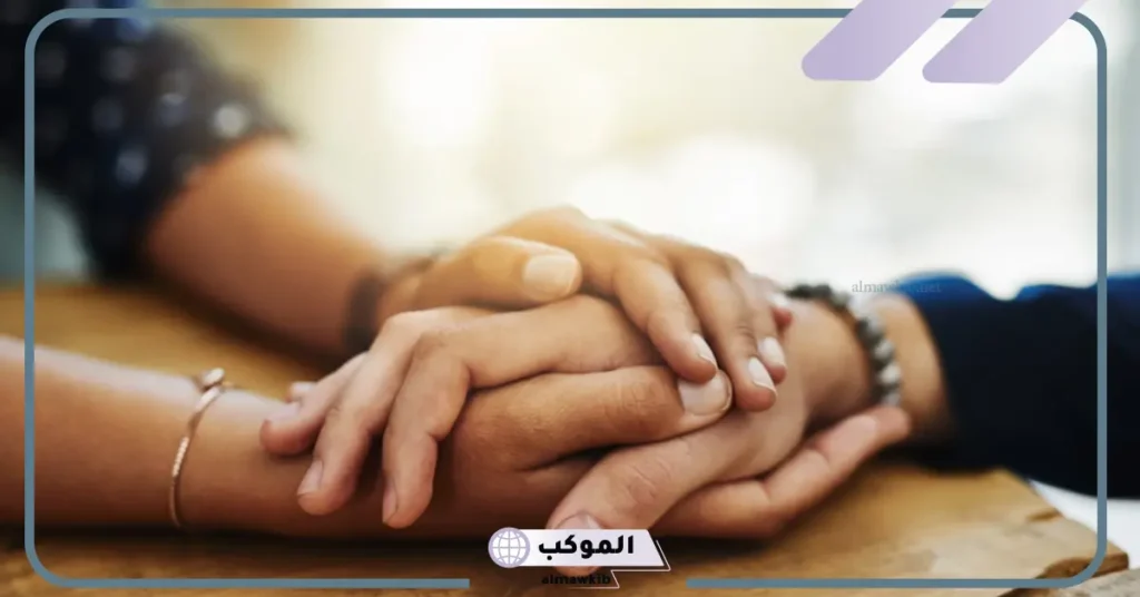 تفسير حلم مسك يد شخص تحبه في المنام لابن سيرين للعزباء 5 تفسير حلم مسك يد شخص تحبه والمشي معه