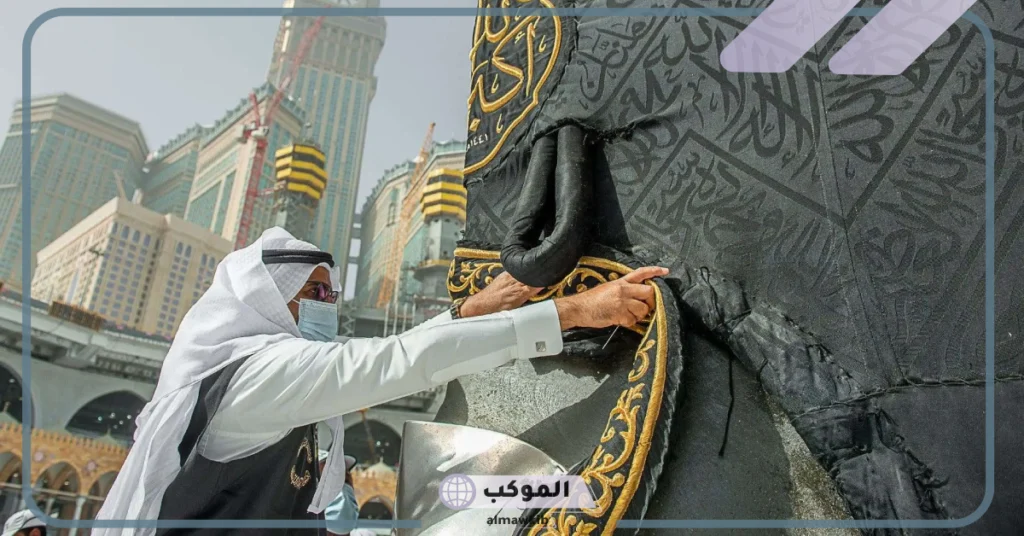 ممارسات خاطئة.. شؤون الحرمين تؤكد أن التمسك بجدران الكعبة ومقام إبراهيم من العادات الخاطئة 5 شؤون الحرمين بالسعودية تؤكد على أن التمسح بمقام إبراهيم من العادات الخاطئة الواجب تجنبها