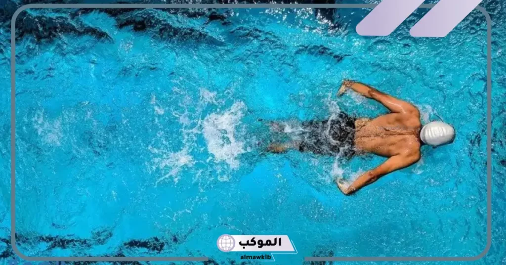 تفسير حلم السباحة في البحر مع أشخاص أعرفهم في المنام 6 رؤية السباحة في البحر في المنام للعزباء