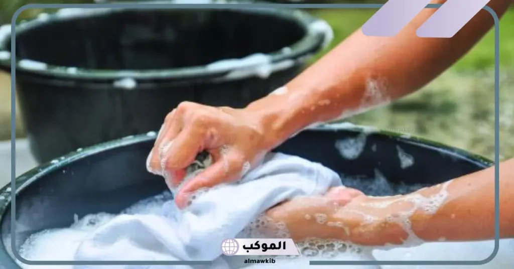 تفسير حلم غسل الملابس باليد في المنام وتنظيفها لابن سيرين 6 تفسير حلم غسل الملابس باليد للمطلقة