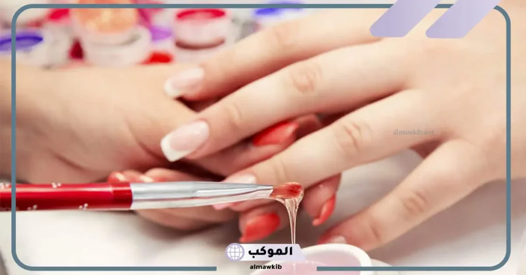 كيفية إزالة الاظافر الصناعية بالماء الساخن