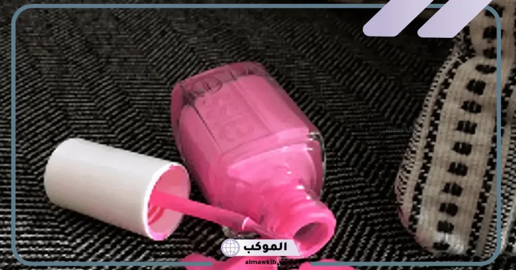 طريقة ازالة صمغ الاظافر من الطاولة