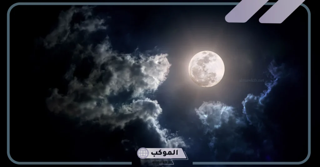 عبارات عن القمر والغيم 