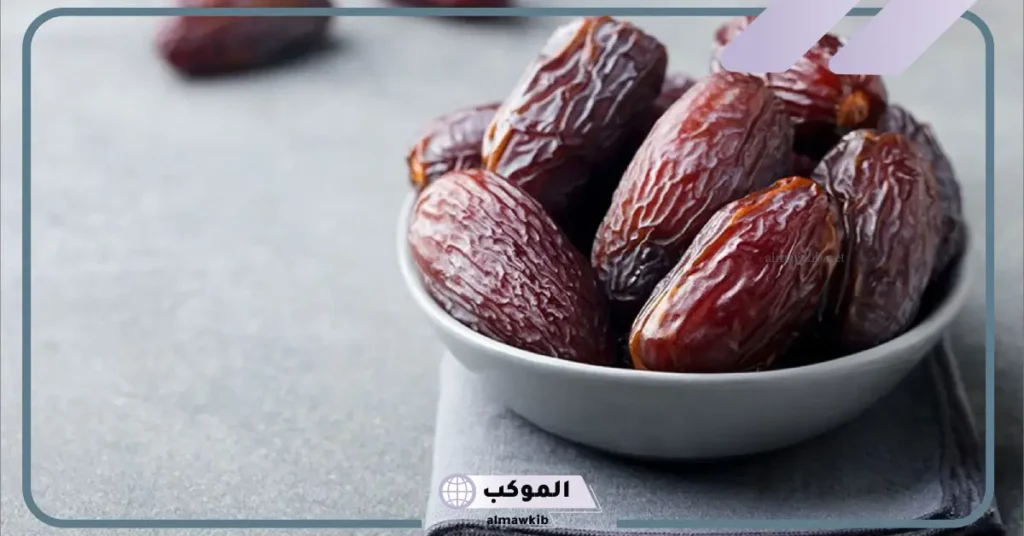 تفسير حلم إعطاء التمر في المنام للمتزوجة والعزباء لابن سيرين 5 إعطاء التمر في المنام للرجل
