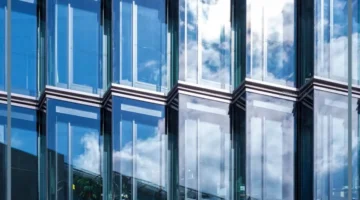 حلمت بالزجاج