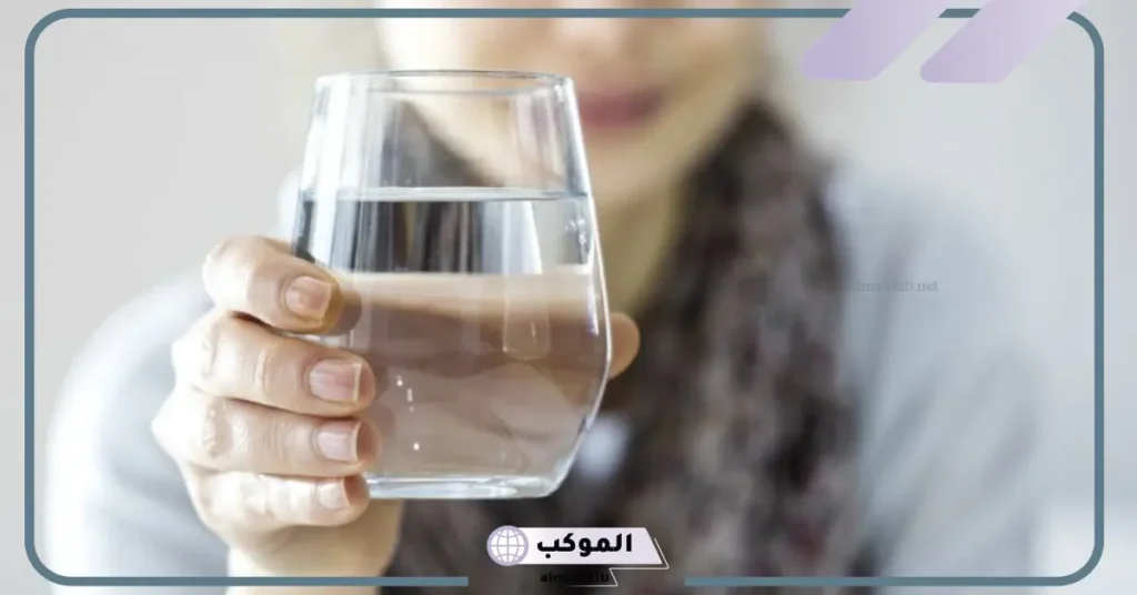 تفسير حلم شرب الماء في المنام للعزباء والمتزوجة لابن سيرين والنابلسي 6 تفسير حلم شرب الماء في كأس