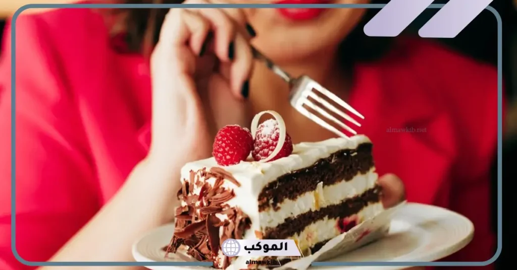 تفسير اكل الحلويات في المنام للعزباء والمطلقة والحامل والمتزوجة لابن سيرين 5 تفسير حلم أكل الحلويات مع الأقارب للعزباء
