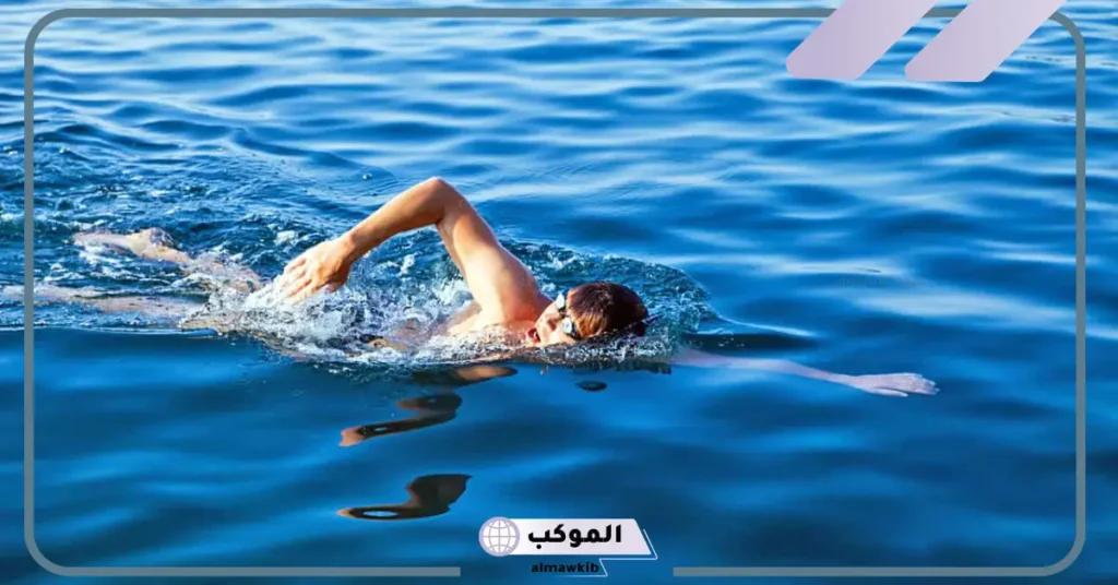 حلم السباحة في البحر للعزباء