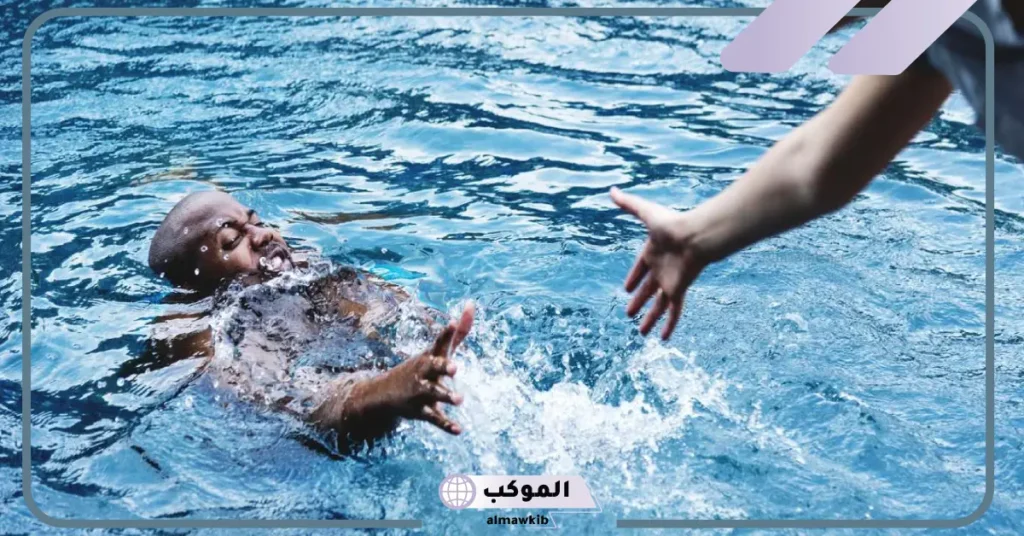 تفسير حلم الغرق في المسبح للمرأة العزباء والمتزوجة لابن سيرين 5 حلم الغرق في المسبح والنجاة منه للعزباء