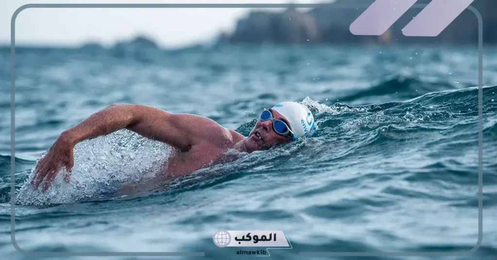 تفسير حلم سباحة في البحر للرجل والمرأة المتزوجة مع أشخاص في المنام 6 تفسير حلم السباحة في البحر مع أشخاص