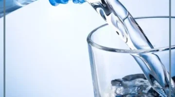 تفسير شرب الماء في المنام للعزباء