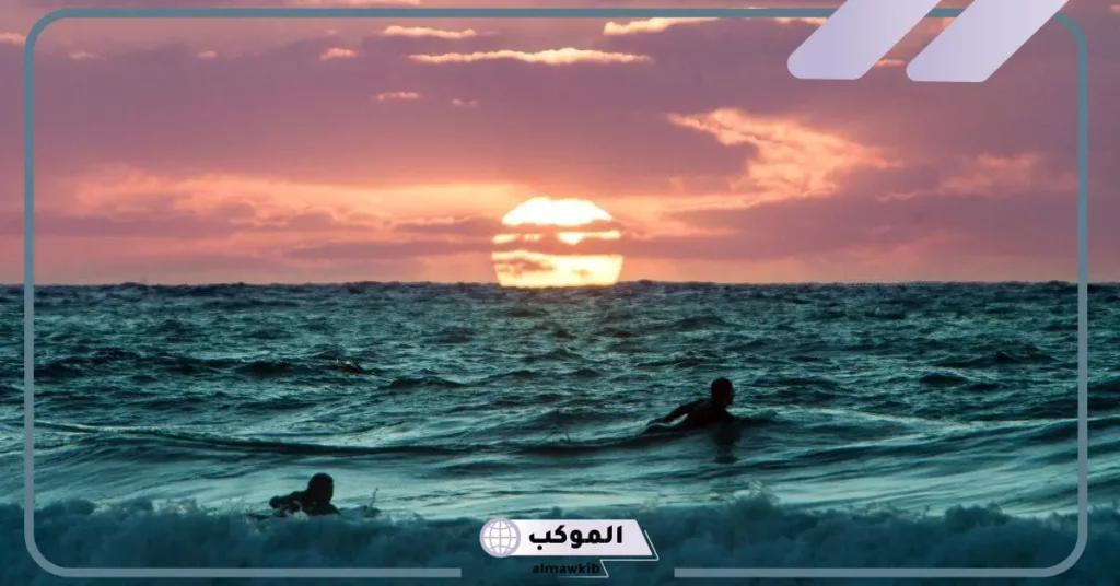 حلم السباحة في البحر مع أشخاص