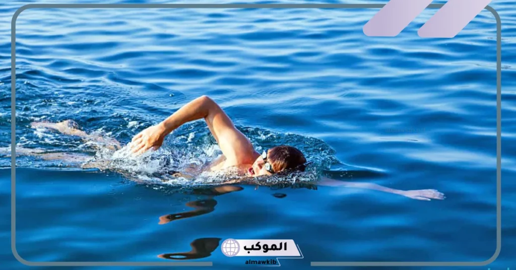 تفسير حلم السباحة في البحر للمرأة والرجل الأعزب في المنام 6 رؤية السباحة في البحر في المنام للرجل