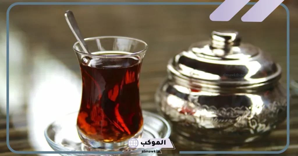 تفسير حلم شرب الشاي في المنام للمتزوجة والعزباء والحامل لابن سيرين مع شخص معروف 6 سكب الشاي في المنام للمتزوجة