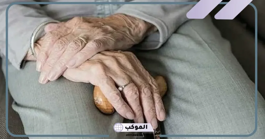 تفسير حلم رؤية العجوز في المنام لابن سيرين تلاحقني وتريد قتلي 5 تفسير حلم عجوز تمسك يدي