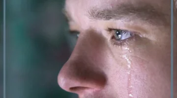 حلم شخص يبكي