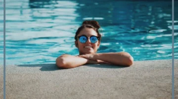 السباحة والبحر في المنام للعزبتء