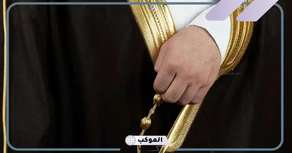 تفسير حلم تقديم هدية البشت في المنام للمرأة والرجل المتزوج والأعزب للعصيمي 6 تفسير حلم لبس البشت الأسود للرجل المتزوج