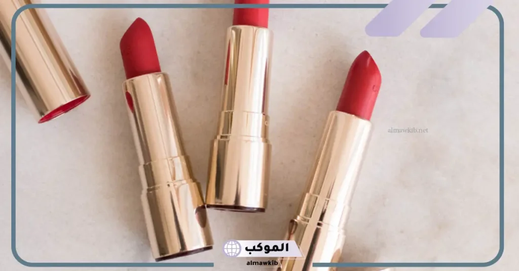 تفسير حلم وضع الروج في المنام للمرأة العزباء والحامل والمطلقة لابن سيرين 6 الروج في المنام للحامل