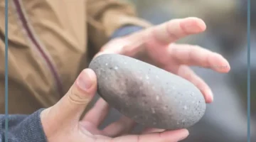 حلمت برمي الحجارة