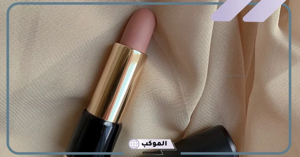 تفسير حلم وضع الروج في المنام للمرأة العزباء والحامل والمطلقة لابن سيرين 5 تفسير حلم وضع روج وردي للعزباء