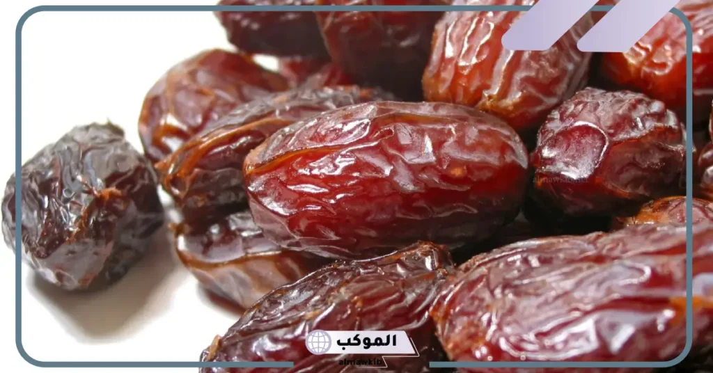 تفسير حلم رؤية التمر في المنام للعزباء والمتزوجة عند ابن شاهين 6 تفسير حلم إعطاء التمر لشخص في المنام للعزباء