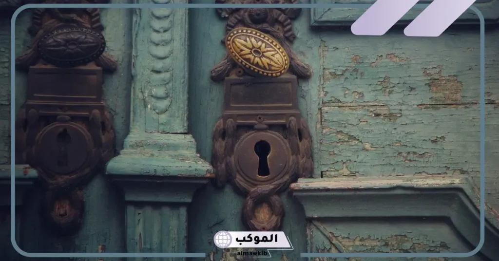 رمز الباب في المنام وفتحه للعزباء والمتزوجة لابن سيرين 5 رؤية باب البيت مفتوح في المنام للعزباء