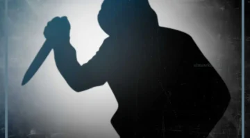 شخص يحمل سكين