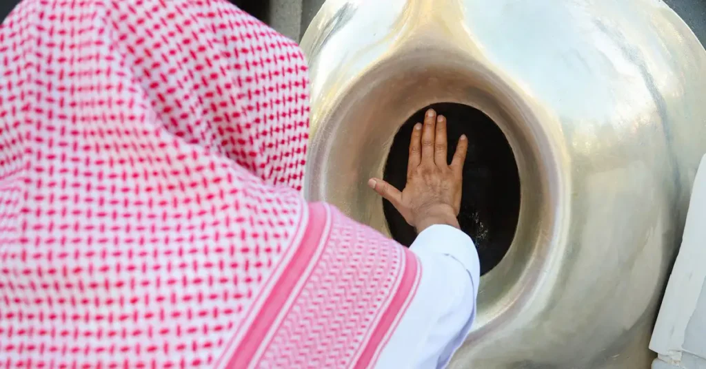 رؤية الحجر الأسود في المنام للعزباء